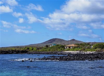 Blick auf Häuser auf der Insel Floreana